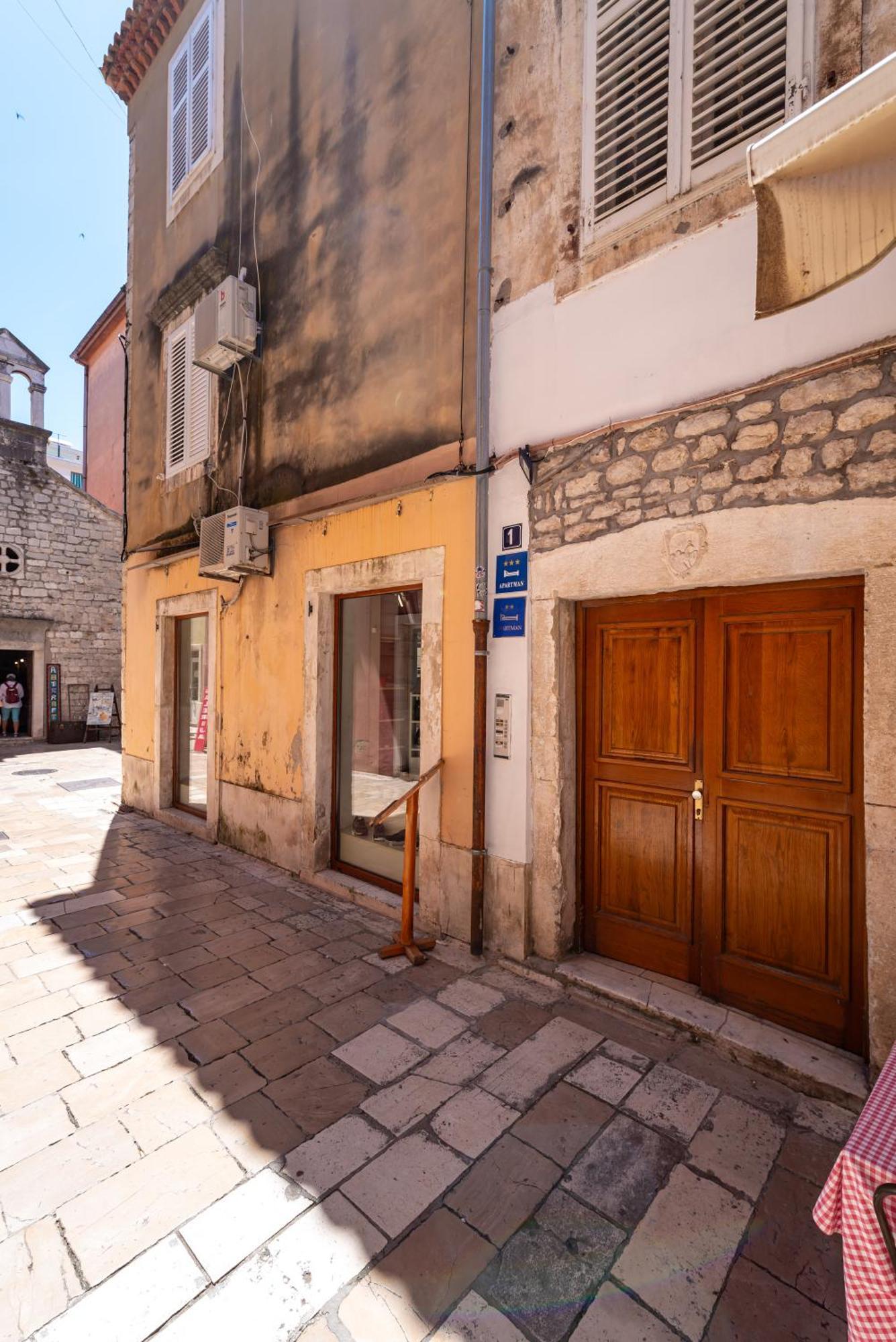 Apartment Timeless Antique Old Town With Terrace