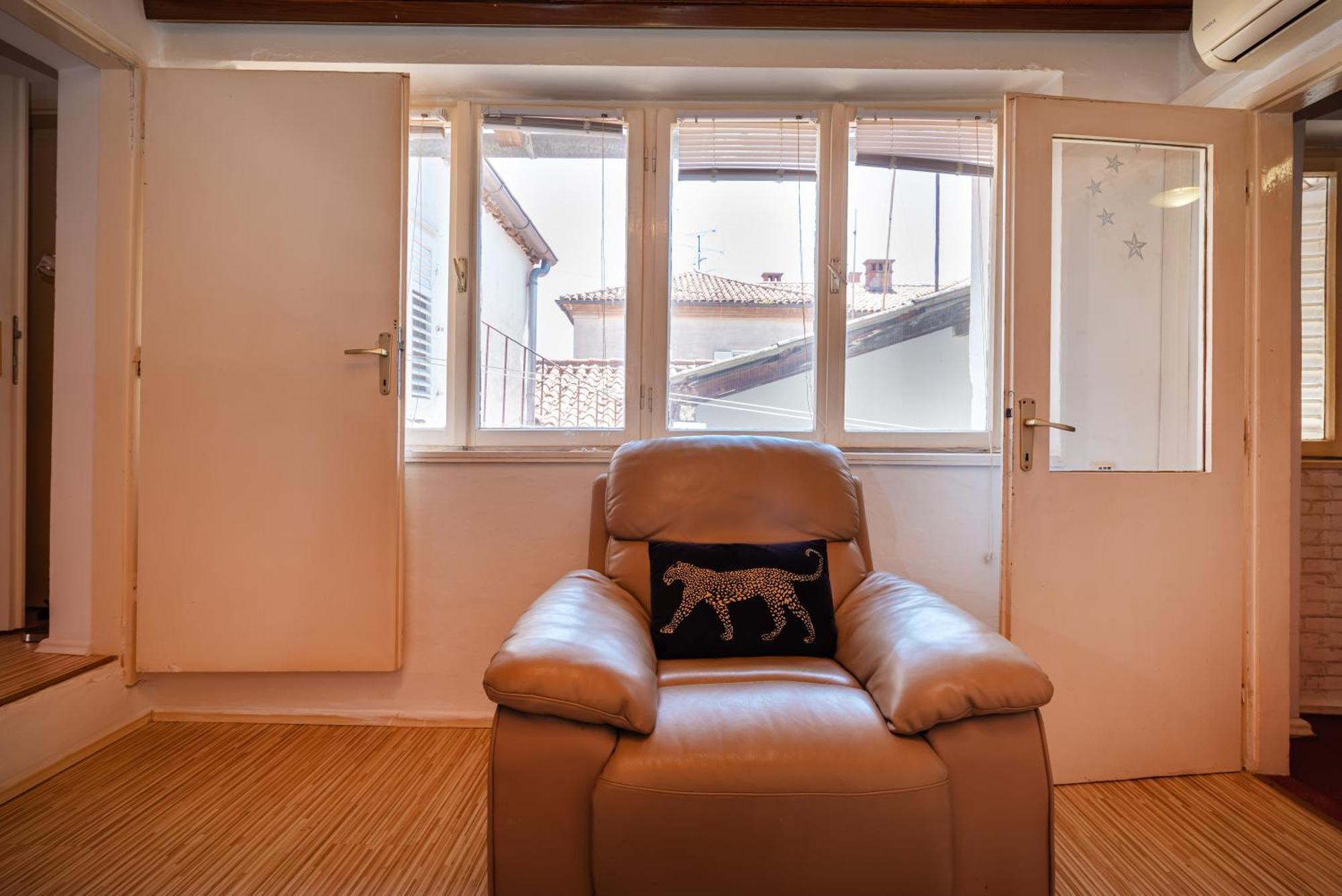 Timeless Antique Old Town With Terrace Apartment